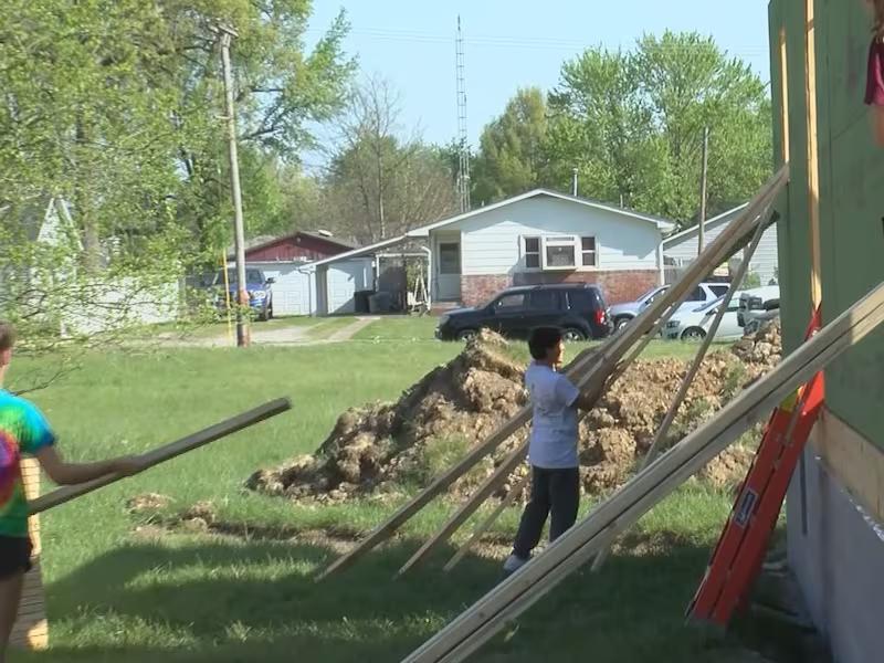 Vienna students help build house for Habitat for Humanity