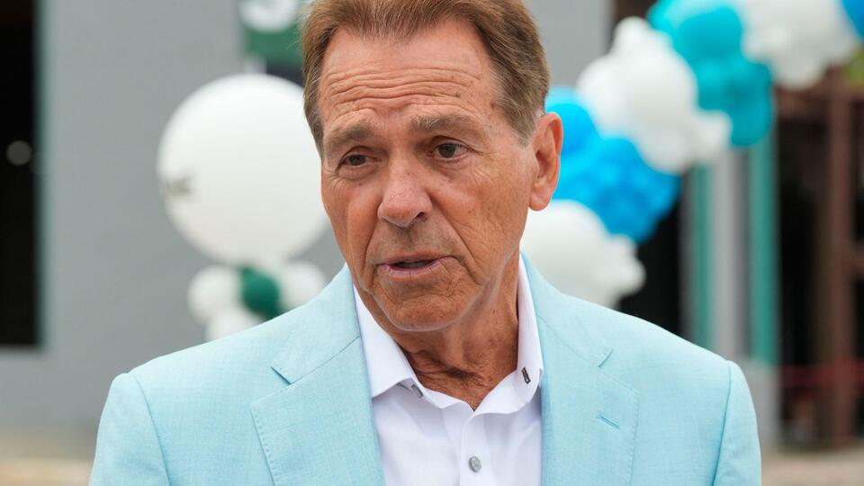 “Alabama Fans are in Shambles”: CFB World Reacts to Nick Saban’s “Roll ...