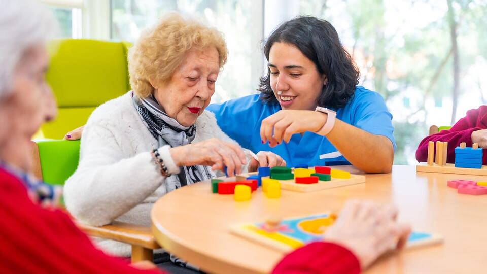 Study: Person-centered dementia care model may cut risks of antipsychotics among SNF residents