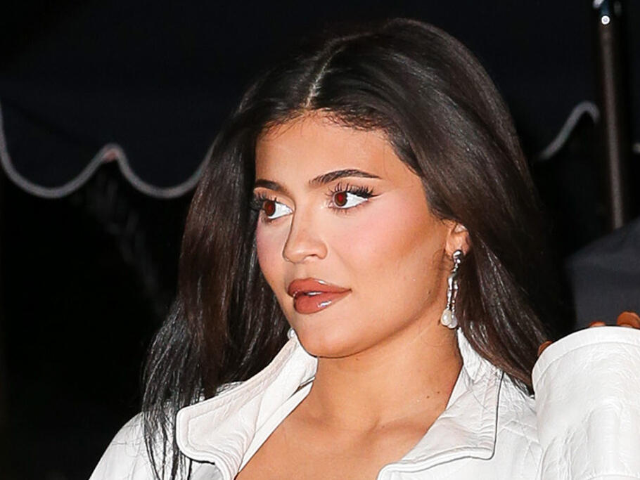 Kylie Jenner Puts Her Closet on Display Again to Show Off Her Fall Bag & Shoe Lineup – NewsBreak