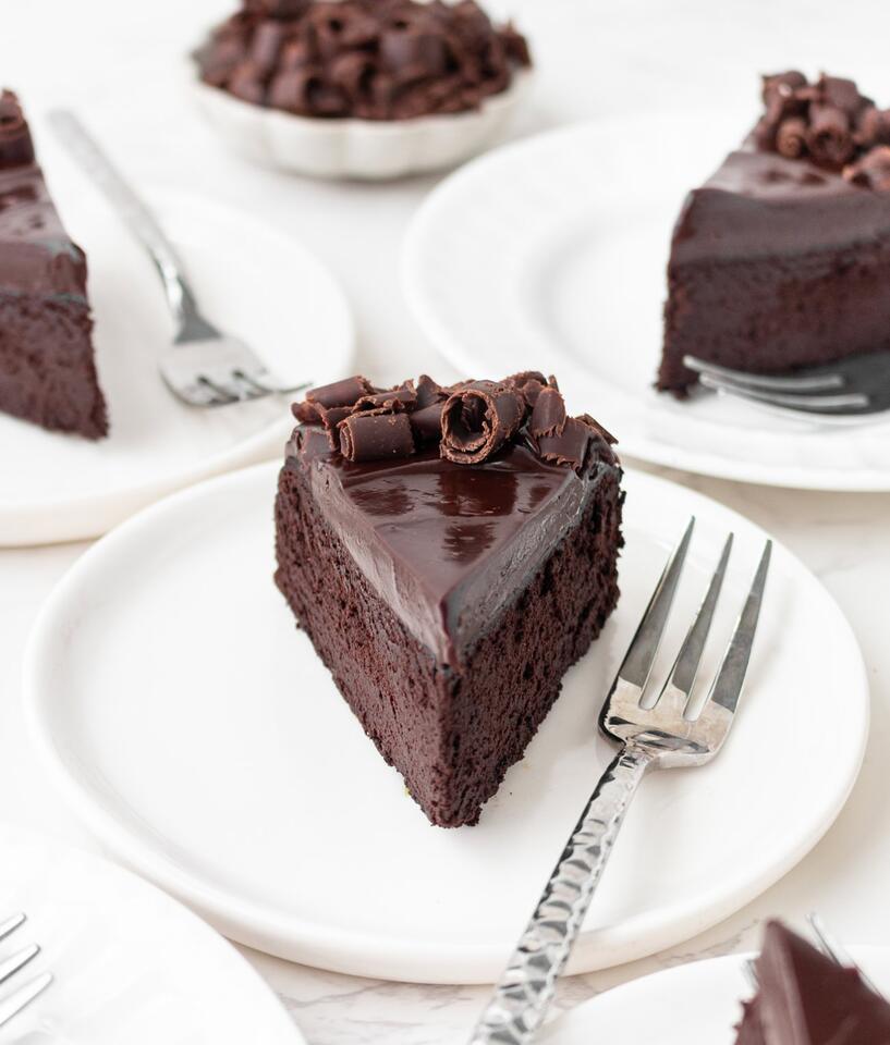 4 Ingredient Chocolate Cake (No Flour, Refined Sugar, Dairy, Butter or Oil)
