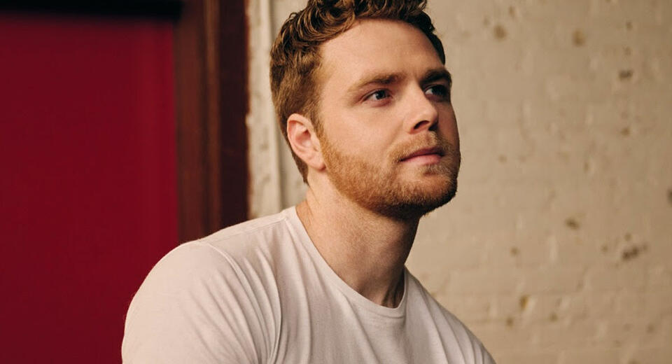 Alex Warren releases ‘Emerald Eyes’ video - NewsBreak