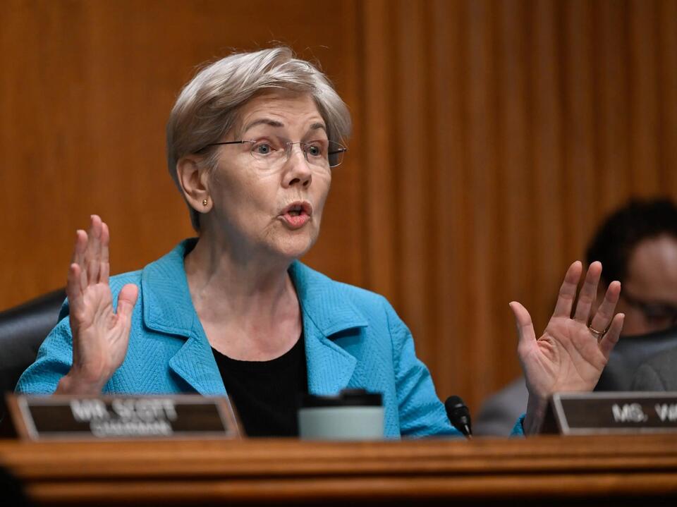 Image for Elizabeth Warren demands an investigation of Trump