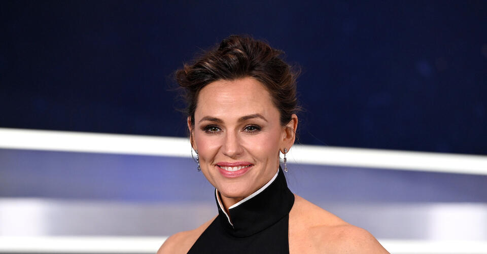 Jennifer Garner Sparkles in a Black Halter Gown Paired With Crystal-Embellished Pumps for ‘The Adam Project’ Premiere – NewsBreak