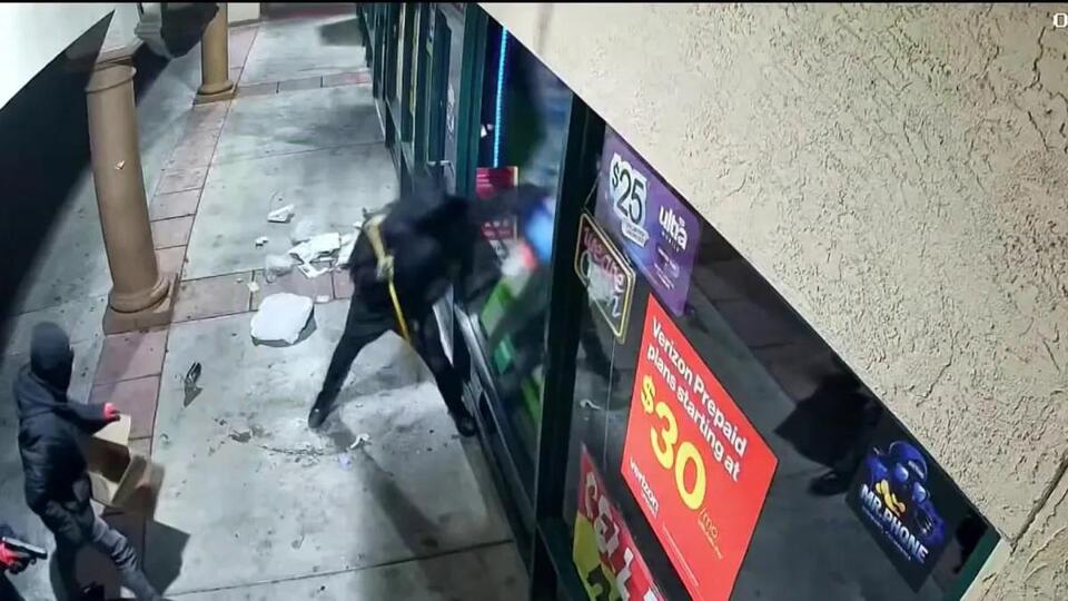3 armed burglars wipe out inventory at new Hayward phone repair shop