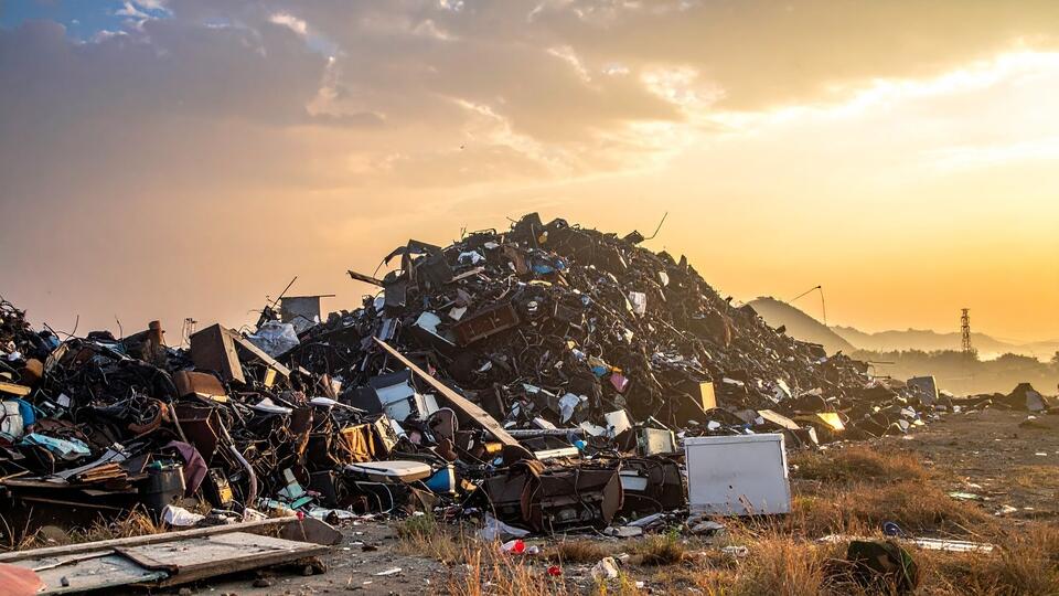 12 Things You’re Not Allowed to Throw in the Trash Anymore - NewsBreak