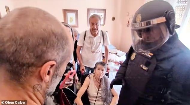 Moment riot cops smash their way through door of 87-year-old woman's ...