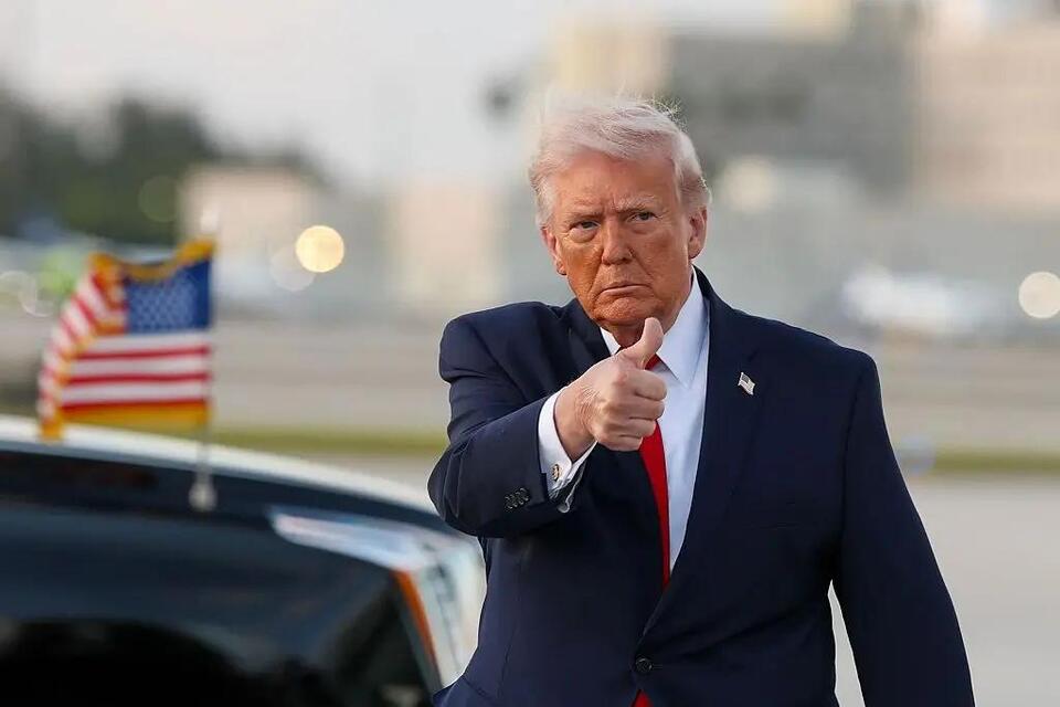 ‘What Is That?’: Trump Waves for the Cameras — But a Bombshell Close-Up ...
