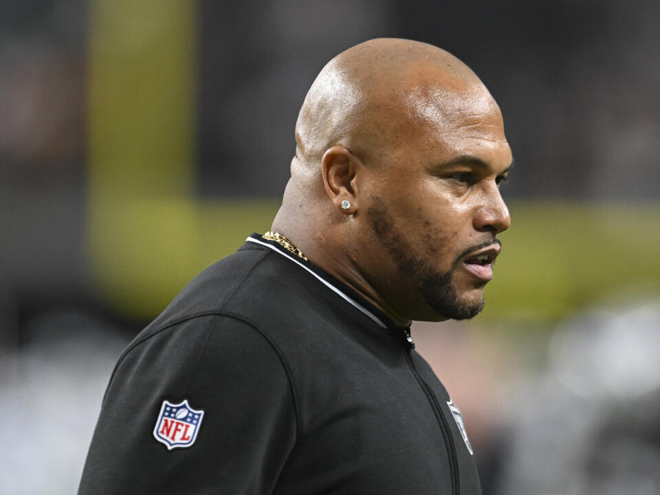 Antonio Pierce’s Message About the Raiders Quarterback Problem Says it All