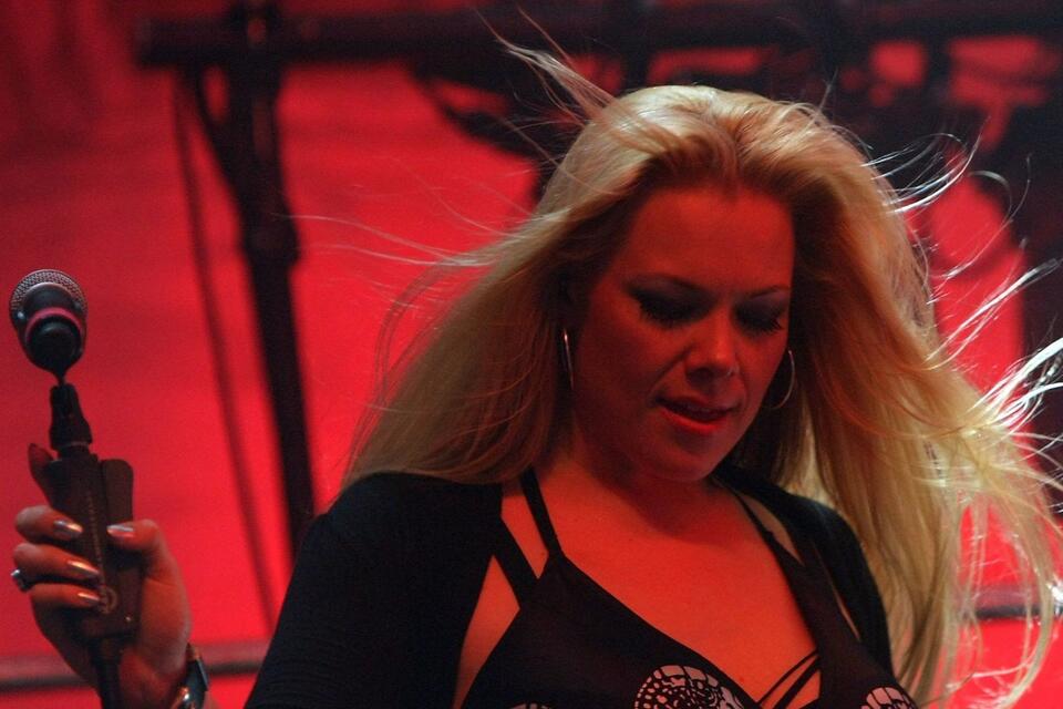 Symphonic Metal Singer Amanda Somerville Diagnosed With 'Malignant ...