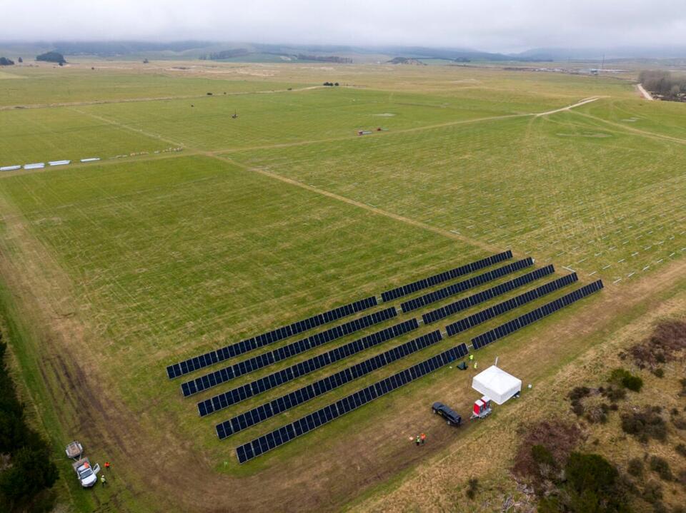 ‘Golden Row’ installed at the 400MW Te Rahui Solar Farm in New Zealand ...
