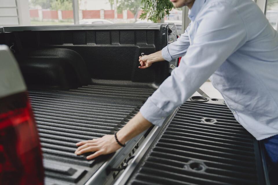 Man Borrowed His Brother's Truck For One Errand, Then Returned It With A Bent Frame, A Missing Tailgate, And A Sheriff's Card
