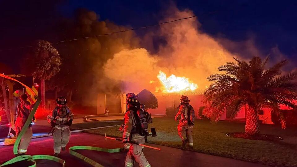 Firefighters forced to evacuate while fighting Flagler Beach house fire ...