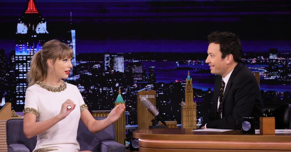Taylor Swift Is Angelic in White and Gold Mini Dress on ‘Jimmy Fallon’ to Talk New ‘Red’ Album – NewsBreak