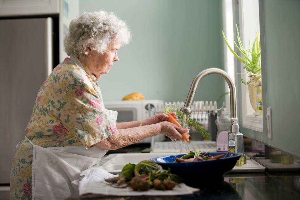 Elderly Neighbor Calls Him “Her Helper,” Sends Other People To His Door For Errands, Then Says He’s Rude For Picking And Choosing