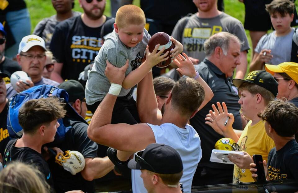 Pat Freiermuth Earns Praise For Saving Young Steelers Fan: ‘Great Situational Awareness On And Off The Field’