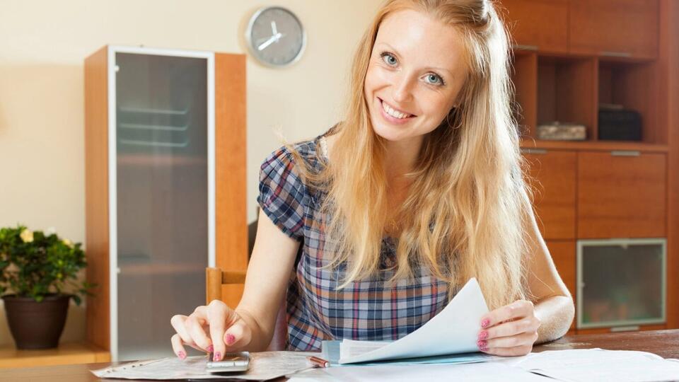 23 Ways You Can Make Living on One Paycheck Easier - NewsBreak