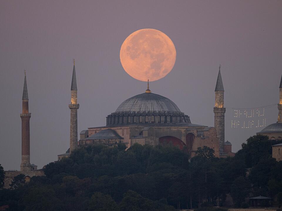 1st 'blue supermoon' of 2024 rises Monday How to see the 'Sturgeon