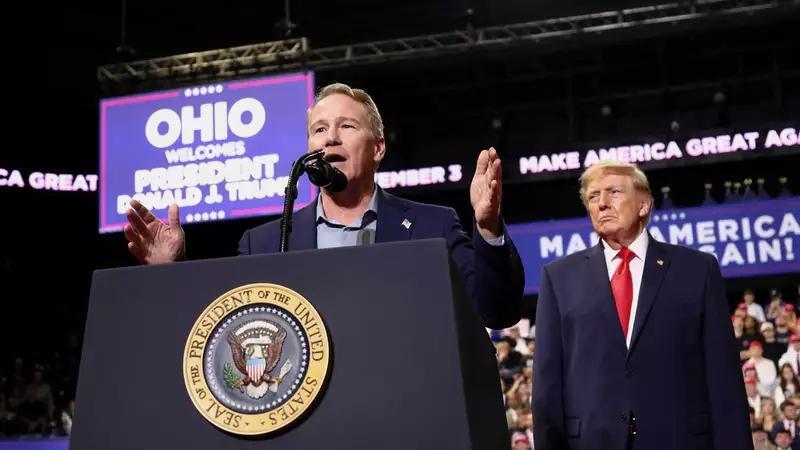 Trump buried in mockery for ogling male senator's rear end: 'Nothing ...