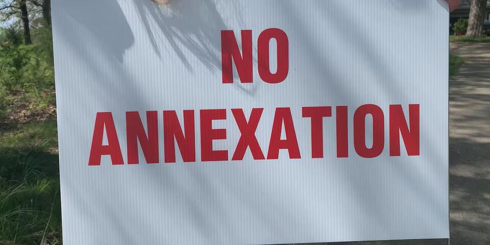 ‘No annexation’ signs are still present in the yards of neighbors in St ...