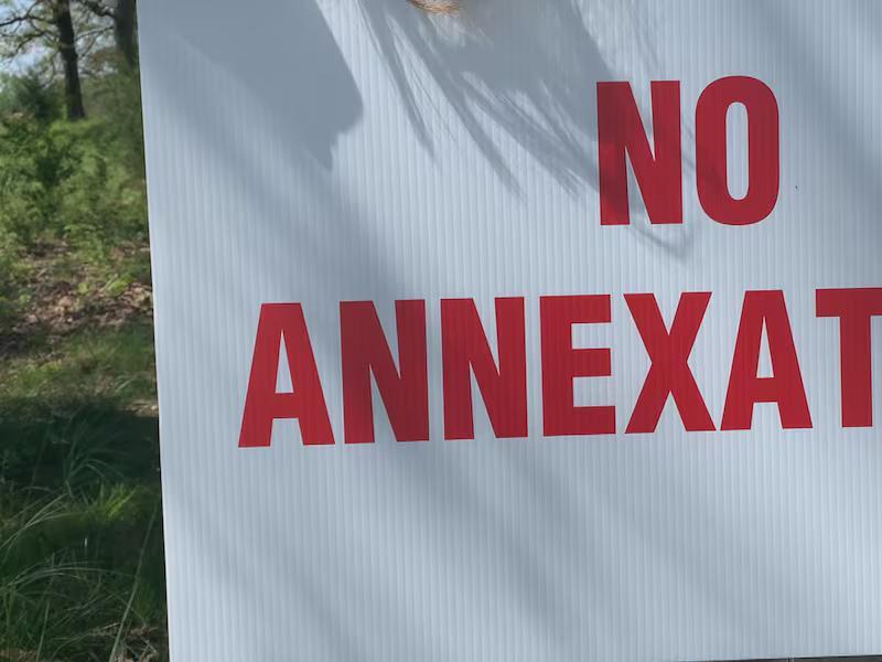 ‘No annexation’ signs are still present in the yards of neighbors in St ...