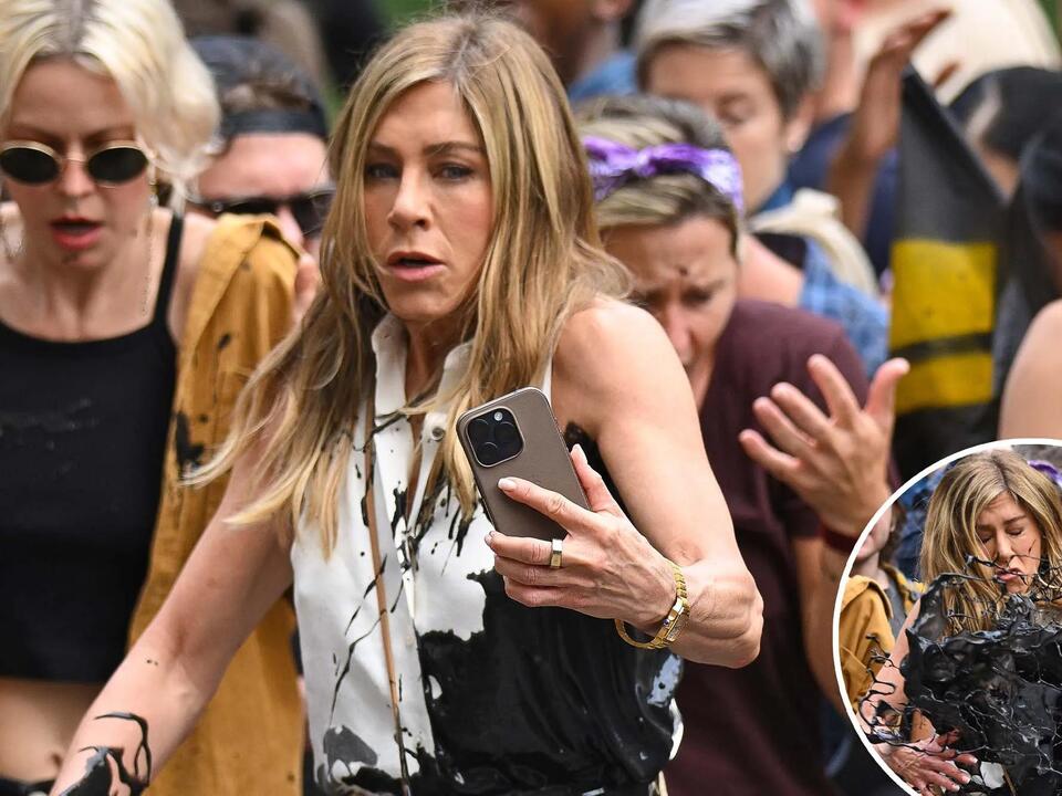 Jennifer Aniston gets fake oil thrown at her while filming ‘The Morning(02)