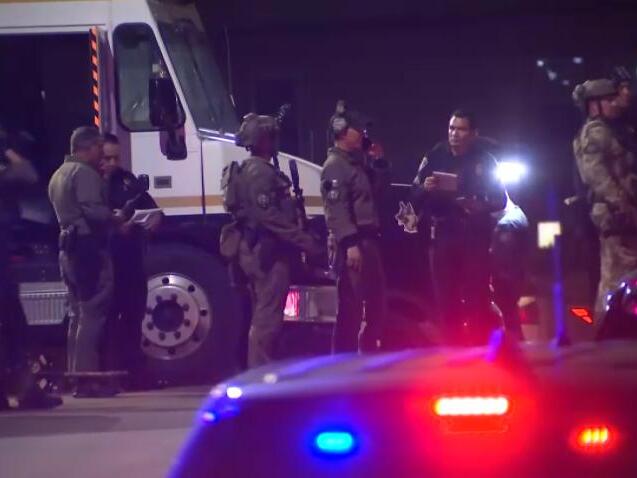 San Diego SWAT team responds to barricaded suspect at Nestor apartment ...
