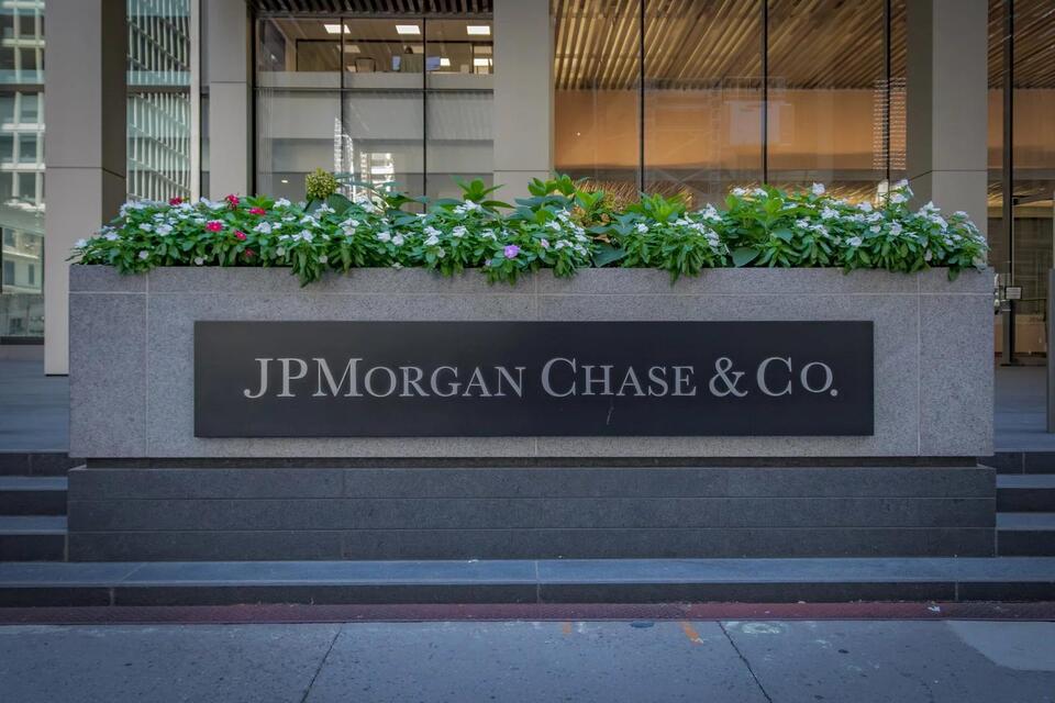 JPMorgan Chase Executive Accused Of Sexual Assault Of Her Male Employee ...