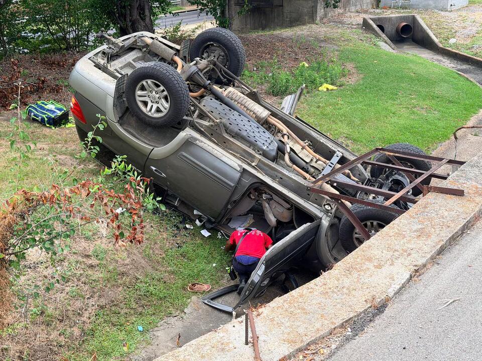 Injuries reported after SUV flips over ledge near 4th Street market in Hattiesburg, officials say