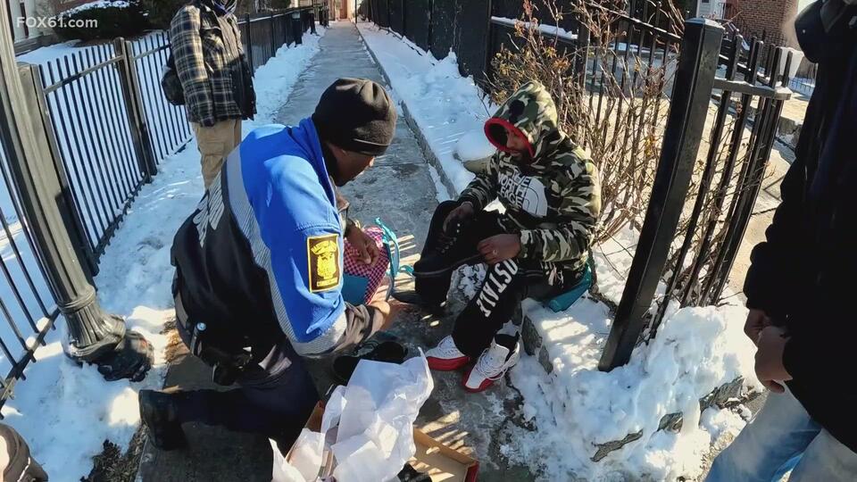 Fighting frigid temperatures, Hartford police officer puts his homeless ...