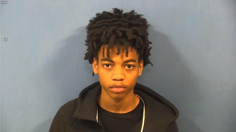 Chicago teen charged with possessing machine gun - NewsBreak