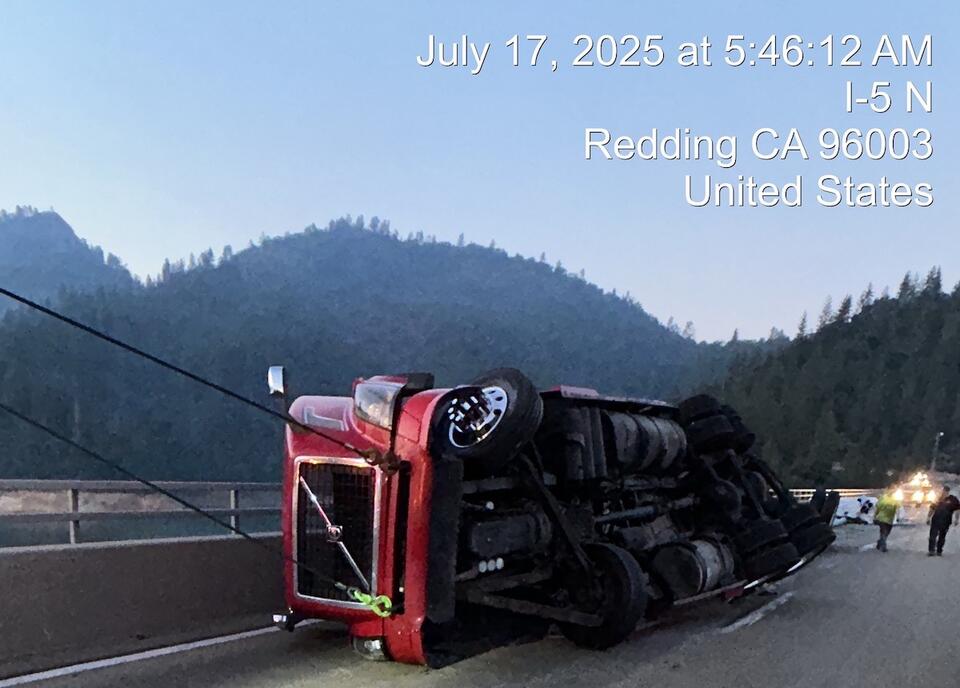 Northbound I-5 shut down for semi truck crash that spilled load of ...