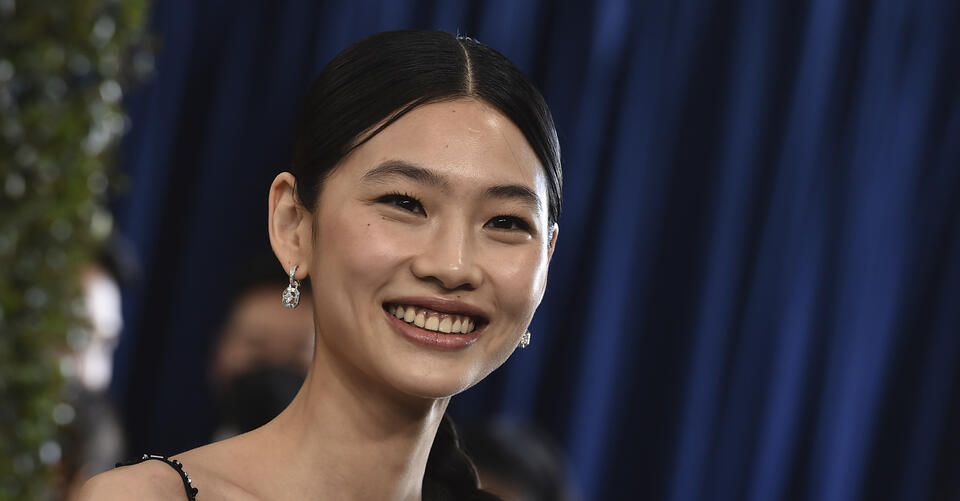 ‘Squid Game’ Star Hoyeon Jung Stuns in Custom Louis Vuitton at the 2022 SAG Awards – NewsBreak