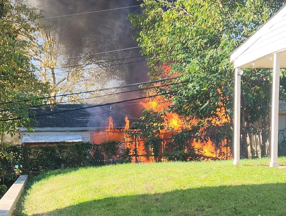 Neighbors Warning Alerts Residents in Levittown Fire - NewsBreak