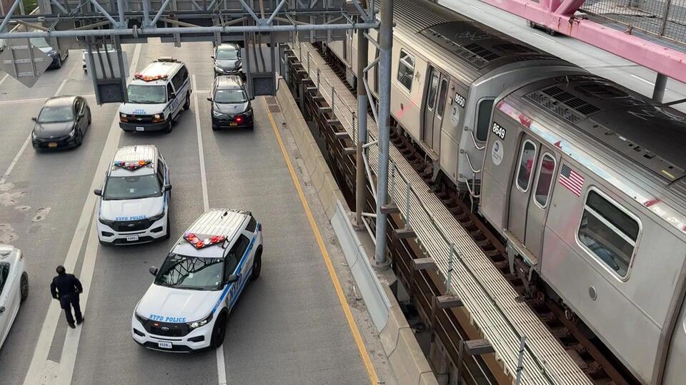 1 teen dead, 1 critically hurt after subway surfing on Williamsburg Bridge