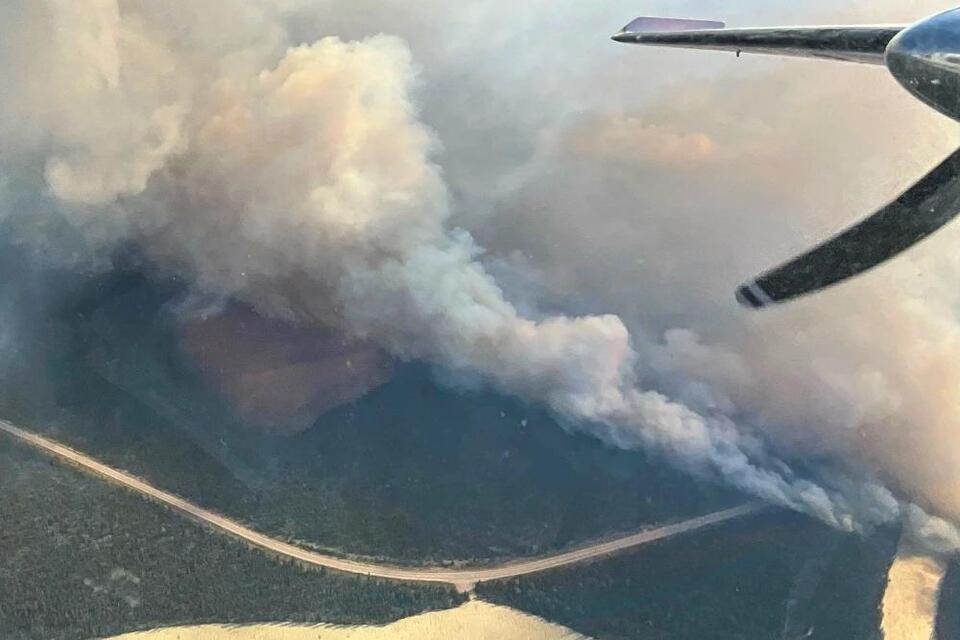 Wildfires across western U.S. and Canada force thousands to evacuate ...