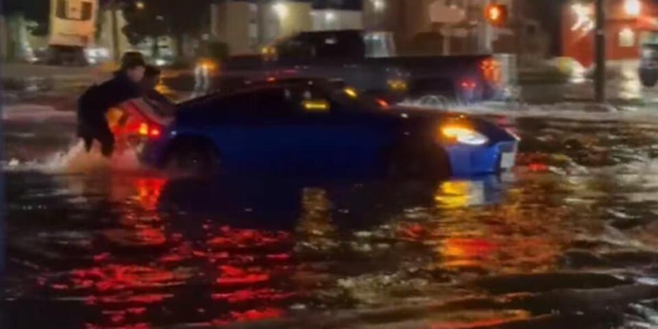 ⚠️ Volunteers rescue stranded drivers in Odessa flooding - NewsBreak