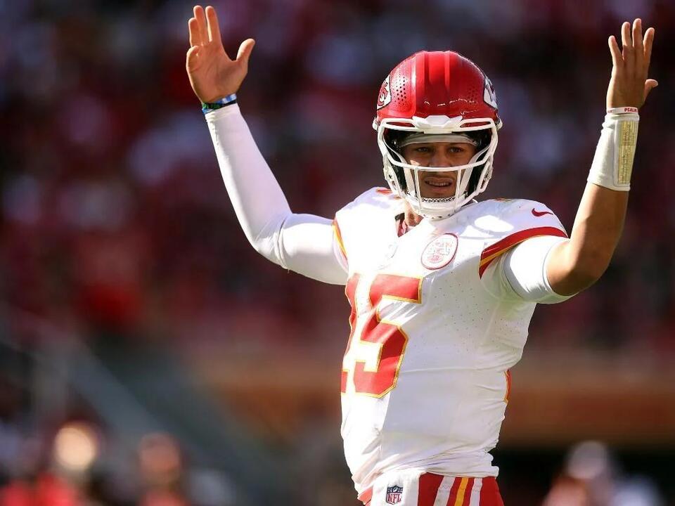LOOK Chiefs' Patrick Mahomes gets throatpunched by a 49ers defender