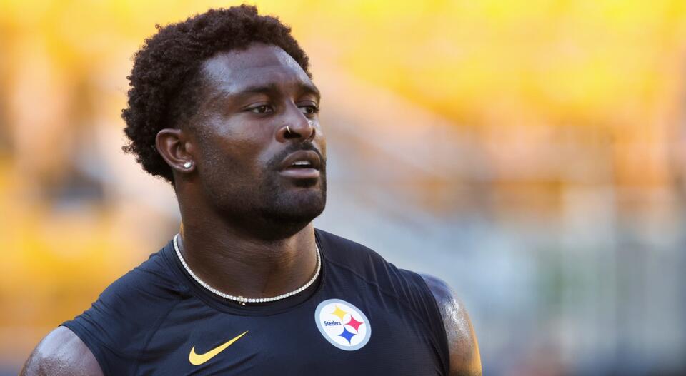 DK Metcalf Removed From Flight & Hospitalized After Sunday's Win vs. Ravens - NewsBreak