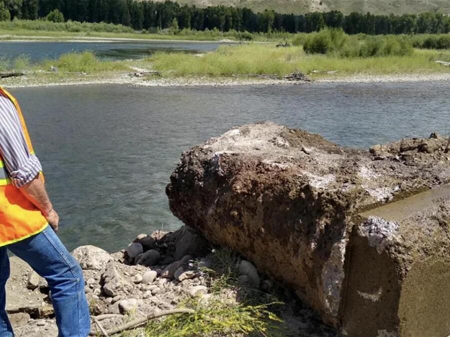 Walla Walla District removes 2,500 tons of concrete rubble from Evans Levee