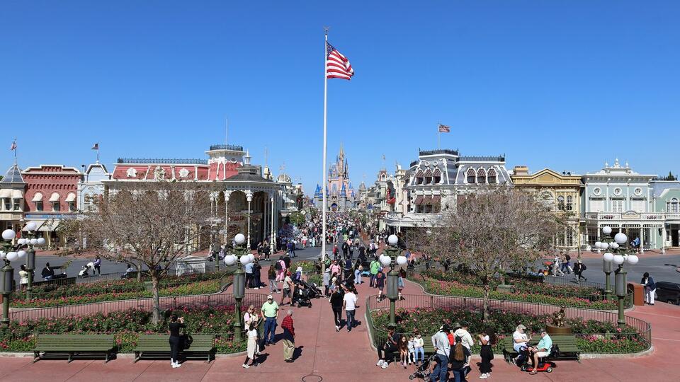 Disney World Cold Weather Guide: 7 Ways to Stay Warm in the Parks as ...