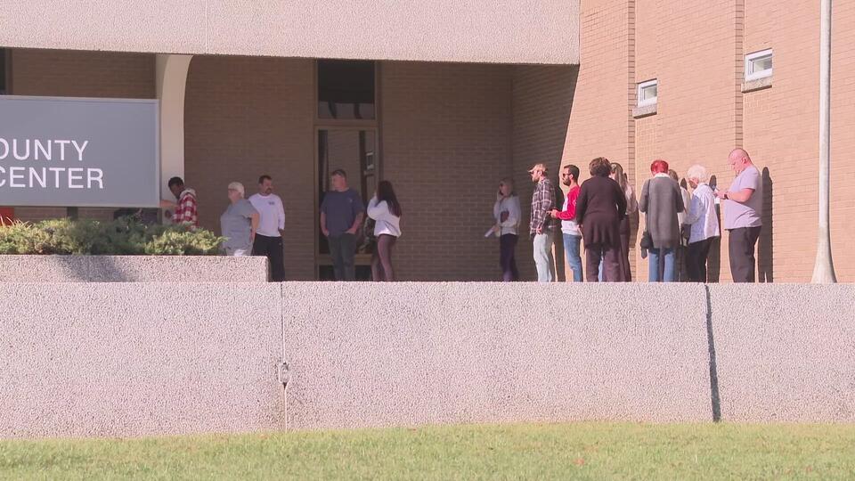 Southern Indiana Polls See Large Turnout During Early Voting Newsbreak