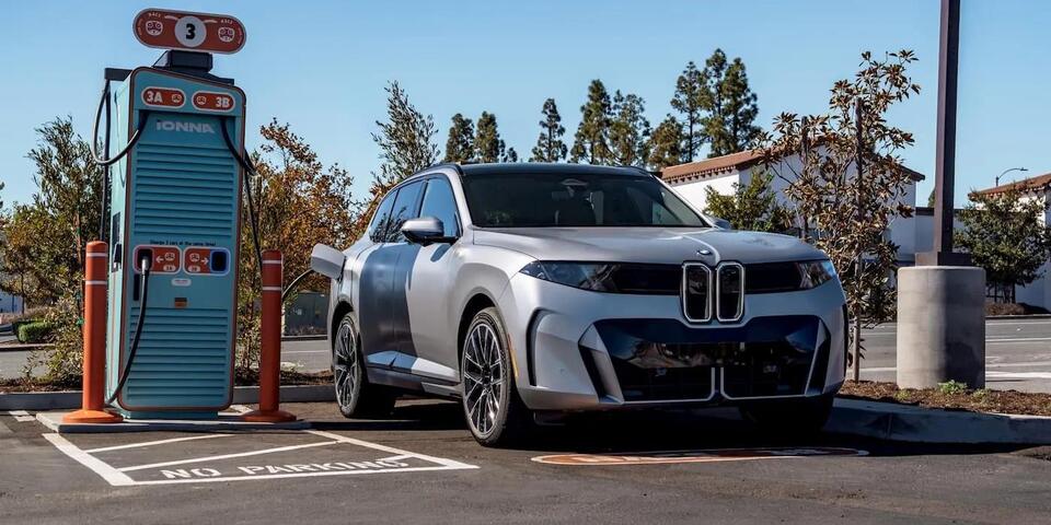 BMW iX5 hits up to 460 kW during first public fast-charging demo ...