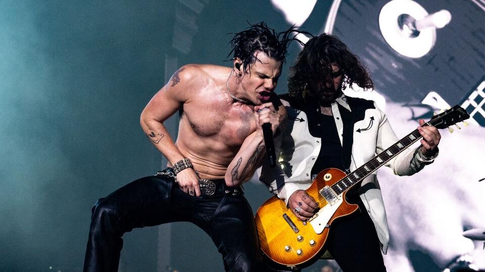 How Yungblud’s guitar-throwing habits are forcing hisguitarist to rethink his live rig