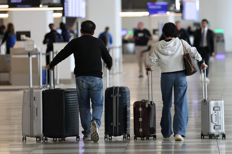 Are there delays shutdown at LaGuardia? Flight cuts delay cancel