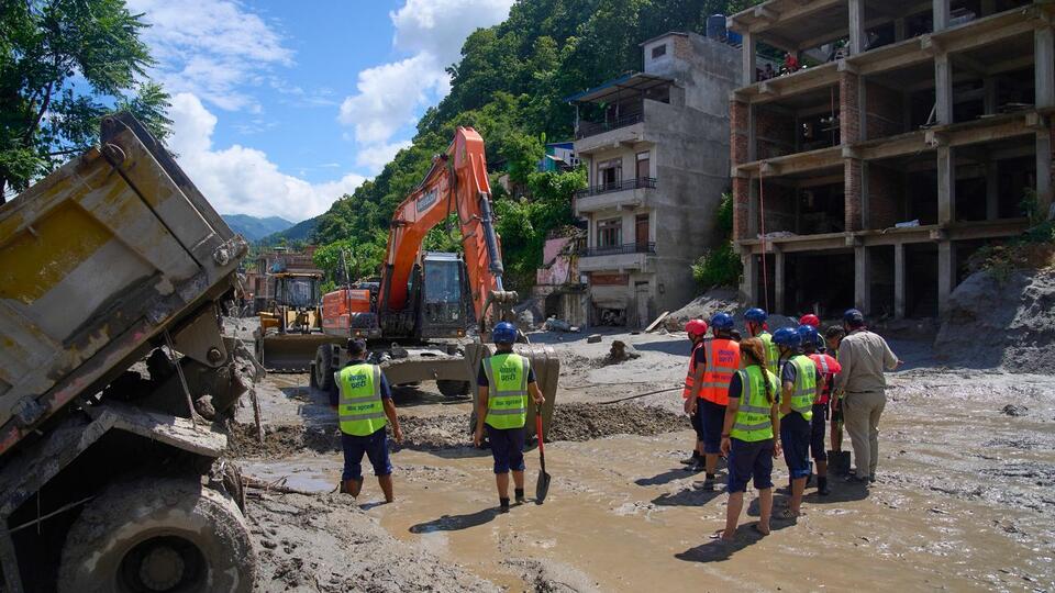 New Yorkers mourn after deadly flooding in Nepal, Tibet