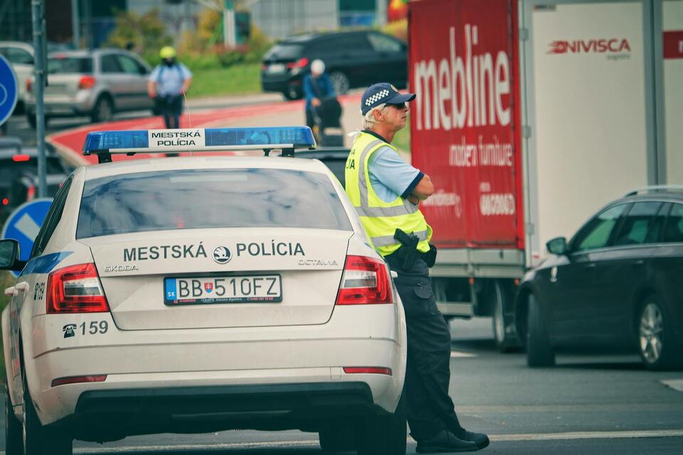 4 Common Driver Behaviors Officers Say Raise Red Flags - NewsBreak