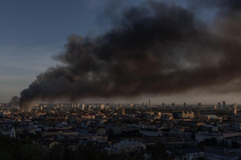 'Complex' Russian attack kills 3 in Kyiv after US peace talks visit, officials say