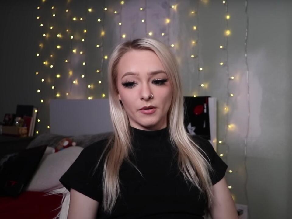 Tiktok Star Zoe Laverne Accused Of Grooming Kissing Underage Fan News Break