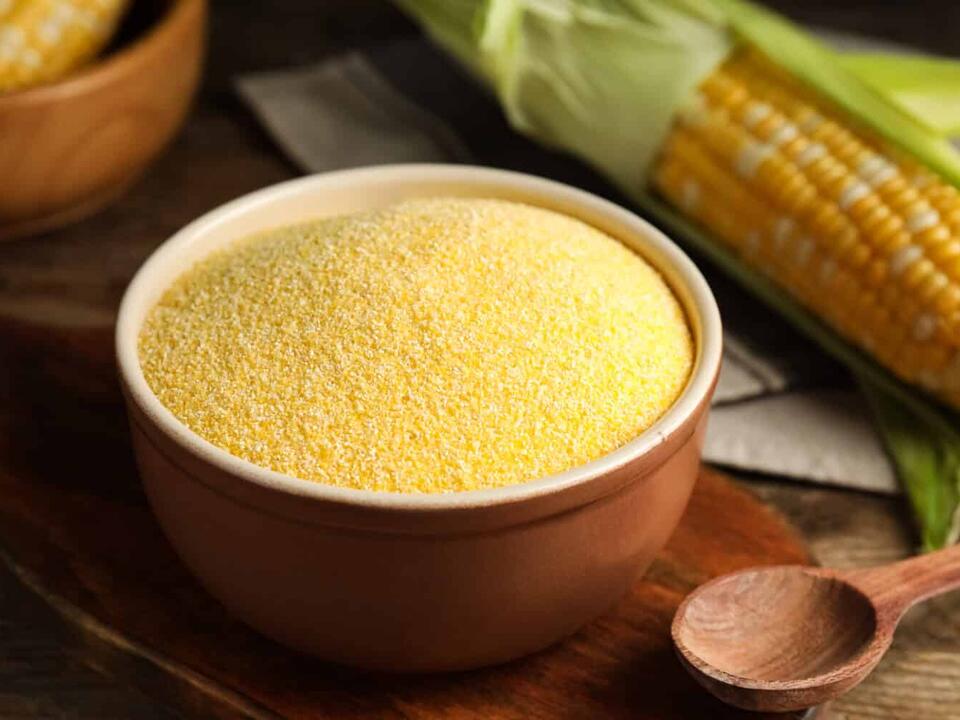 Cornmeal vs. Corn Grits 3 Key Differences and a Nutritional Comparison